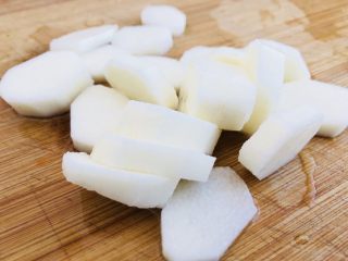 6、山药胡萝卜玉米泥,戴着手套把山药削皮切成薄片备用