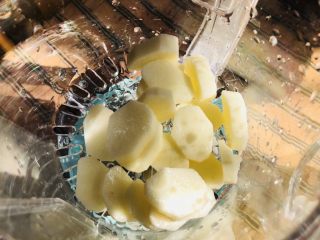 7、山药胡萝卜玉米泥,先把山药倒入下层蒸篮