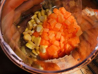 8、山药胡萝卜玉米泥,把胡萝卜和玉米放到上一层蒸篮杯