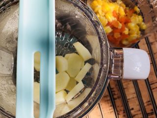 12、山药胡萝卜玉米泥,山药闷几分钟后也要取出来，一同凉至常温。