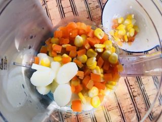13、山药胡萝卜玉米泥,常温后把所有食材一同加入搅拌杯中，特意留了几个玉米豆豆一会装饰用