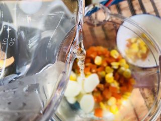 14、山药胡萝卜玉米泥,加入适量温开水，加水的量就要看宝宝添加辅食情况，吞咽咀嚼能力较强的，可以稍加一点水，稠一点就好！