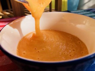 19、山药胡萝卜玉米泥,搅拌好的山药胡萝卜玉米泥倒进碗里