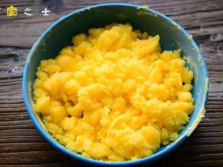 10、自制奶黄冰皮月饼，跟五仁蛋黄说拜拜,烧热水，把奶黄糊隔水搅拌均匀，油水分离的状态会慢慢消失，完全混合均匀之后盖上锅盖蒸5分钟