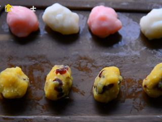 13、自制奶黄冰皮月饼，跟五仁蛋黄说拜拜,馅料和皮的比例1：1就可以了，我用的是50g的模具，所以皮和馅料分别都是25g每份