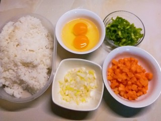 1、玉米粒番茄盅,准备食材 ：剩米饭  鸡蛋 胡萝卜丁 青椒丁 葱花