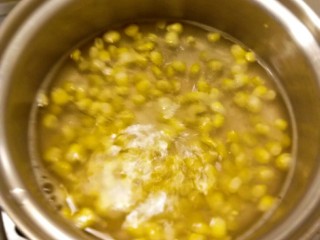 3、玉米粒番茄盅,玉米粒开水煮熟  备用