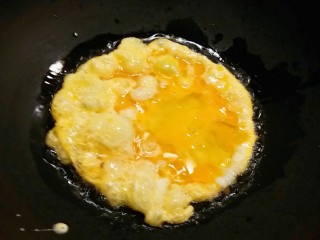 4、玉米粒番茄盅,炒锅加入食用油 油热后放入打散的鸡蛋