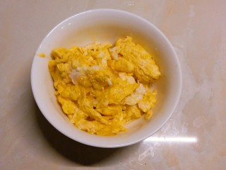 5、玉米粒番茄盅,鸡蛋炒碎  放到小碗里备用