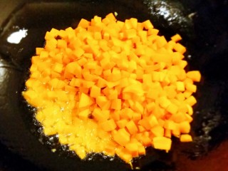 6、玉米粒番茄盅,鸡蛋捞出后  用剩下的油翻炒胡萝卜丁