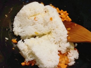 7、玉米粒番茄盅,胡萝卜丁炒软了放入剩米饭  一起翻炒均匀