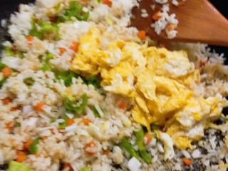 9、玉米粒番茄盅,放入炒好的鸡蛋碎 翻炒