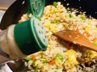 10、玉米粒番茄盅,撒上胡椒粉和盐调味  