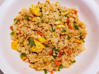 11、玉米粒番茄盅,炒饭好了 盛到大碗里 备用