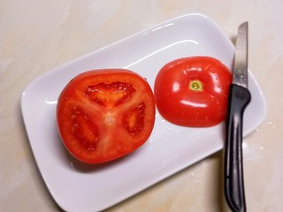 12、玉米粒番茄盅,番茄用锋利的小刀在1/3处切开