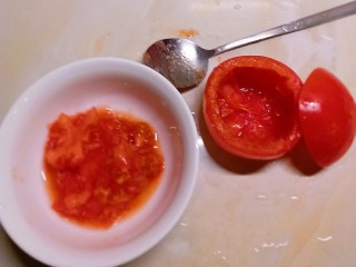 13、玉米粒番茄盅,用勺子将果肉挖出来  形成碗状