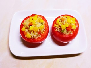 14、玉米粒番茄盅,将炒好的饭装到番茄小碗里