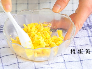 2、蛋黄蔬菜粥,蛋白谁都爱吃，完全不是问题，将蛋黄压压碎。