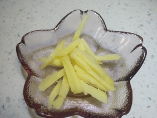 1、海鲜粥,生姜去皮切条备用