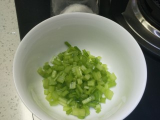 2、海鲜粥,小香芹切小段备用