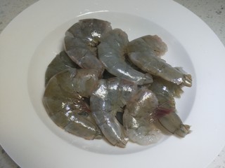 3、海鲜粥,青虾去头去尾去除虾线备用