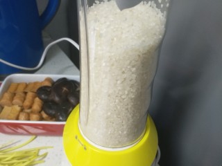 5、海鲜粥,大米如果没有时间泡了，可以用破壁料理机稍微打一下米，这样煮出来的粥更浓一点