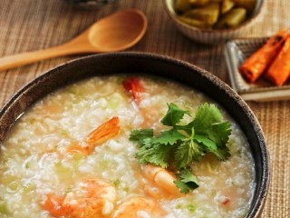7、海鲜粥,这是清淡版的海鲜粥，如果喜欢味道重的可以在处理虾的环节把虾头留下，用油煸炒出虾油过滤后煮粥时适量加入。味道更弄