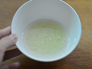 3、鸡丝酱拌面,倒入少白醋浸泡成蒜汁