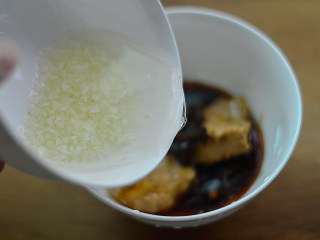 5、鸡丝酱拌面,再加入辣椒酱和酱油