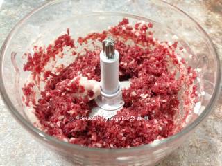 3、自制牛肉丸,先把肉打碎就好