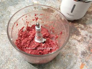 5、自制牛肉丸,先将水预留10克左右，然后将所剩的水分三次把冰水加入牛肉中