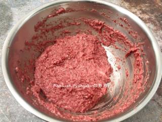 10、自制牛肉丸,把牛肉倒出来，倒在一个大一点点的料理盆中，肉泥用手(或者用电动打蛋器搅打至肉泥上劲)绞打的过程中有出现肉筋可以把它挑出来，这样出来的成品会更圆滑，个人不介意，所以没有挑出，这样成品吃起来会更有筋头，有嚼劲