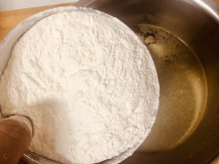 4、蔓越莓红糖发糕,倒入面粉