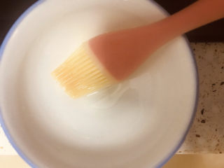 7、蔓越莓红糖发糕,碗中均匀抹油