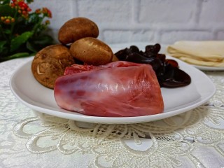 1、营养早餐【干拌红油抄手】,准备香菇、瘦肉、泡发好的木耳与馄饨皮。