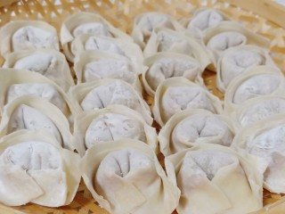 7、营养早餐【干拌红油抄手】,取一张馄饨皮，加上肉馅包起来即可。