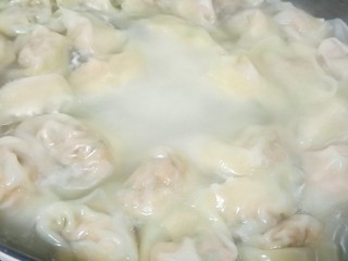 13、营养早餐【干拌红油抄手】,待馄饨再次煮开，每个都浮起就熟了。