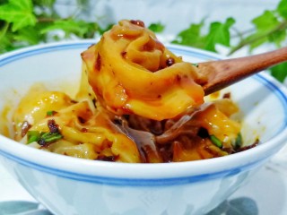14、营养早餐【干拌红油抄手】,碗里加上馄饨，加一勺辣椒酱与红油、生抽、再加点葱花拌一下即可食用。