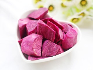 2、奶香芒果夹心紫薯球,芒果切丁,紫薯去皮切块。