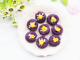 9、奶香芒果夹心紫薯球,上面撒少许芝士。