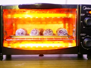 11、奶香芒果夹心紫薯球,紫薯球放进预热好的烤箱,180℃烤10分钟就OK了~