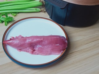 1、猪肉芹菜蒸饺,准备新鲜的里脊肉，芹菜与饺子皮。