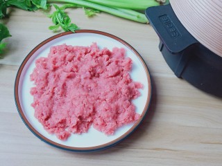 2、猪肉芹菜蒸饺,猪肉去除膜再剁碎。