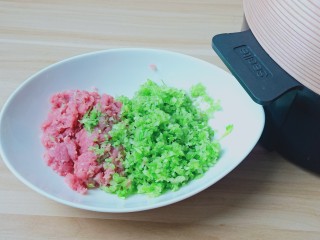 3、猪肉芹菜蒸饺,芹菜摘取叶子一样剁碎末。