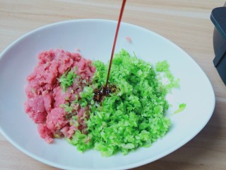 4、猪肉芹菜蒸饺,猪肉和芹菜放生抽2勺。