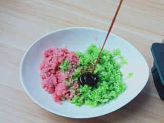 5、猪肉芹菜蒸饺,加蚝油2勺。