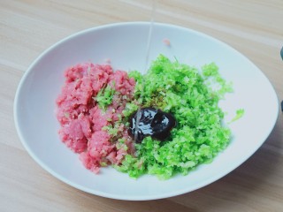 6、猪肉芹菜蒸饺,猪油加2勺【猪油提前化冻】