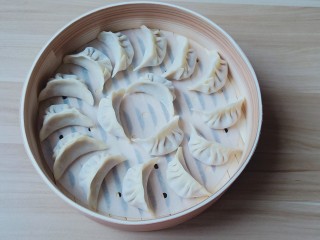 9、猪肉芹菜蒸饺,饺子皮两边分别捏出褶子，包的好看吧！