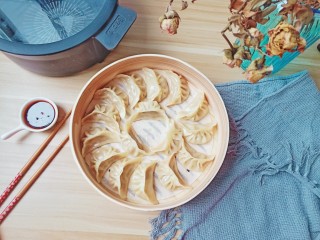 11、猪肉芹菜蒸饺,刚出锅的饺子皮亮晶晶的。