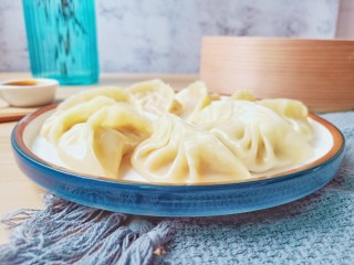 12、猪肉芹菜蒸饺,满满一盘一会就吃完了。